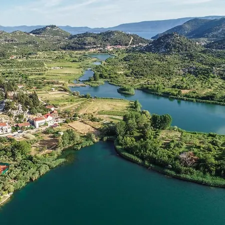 Holiday Home Lago Verde Ferienhaus Peracko Blato