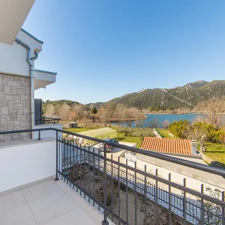 Holiday Home Lago Verde * Peracko Blato